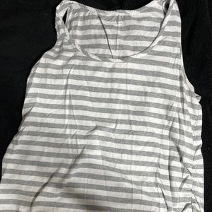 🤰Gray/white tank top Scoop neck Short w ruched